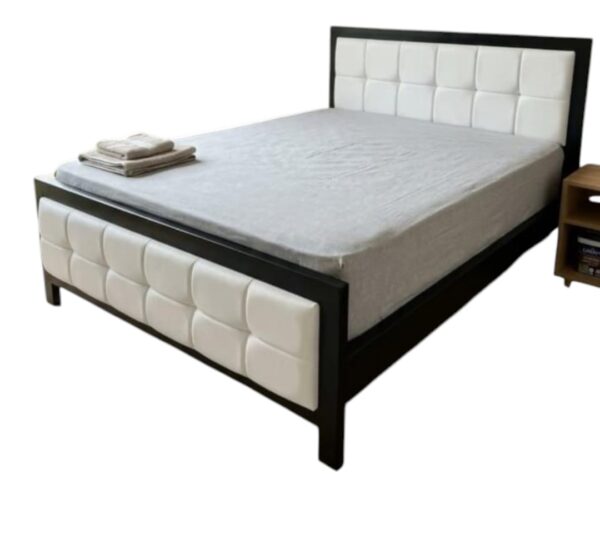 White Mocket Chester Bed